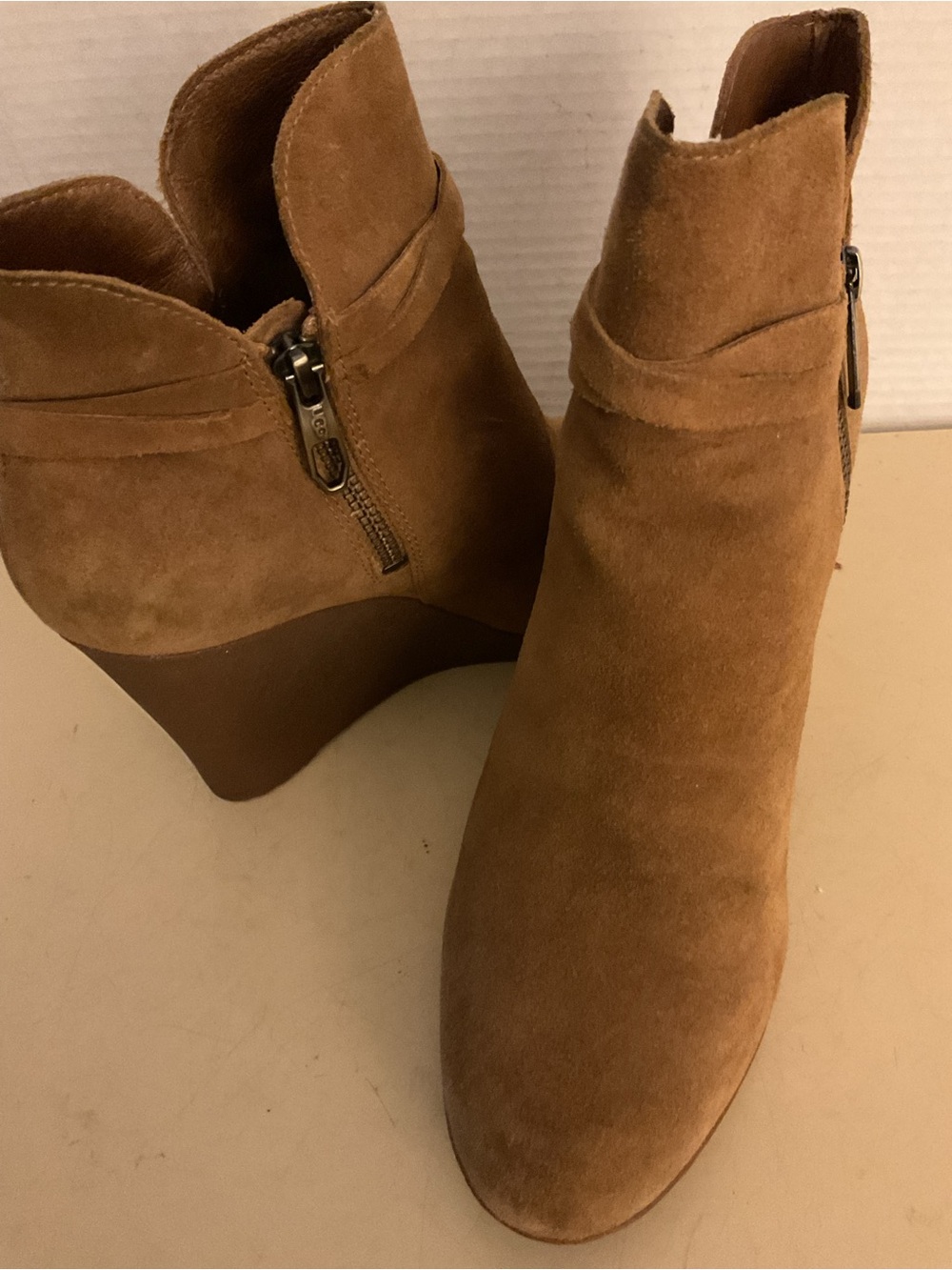 UGG Women's chestnut brown suede platform wedge wedge boots US 8.5